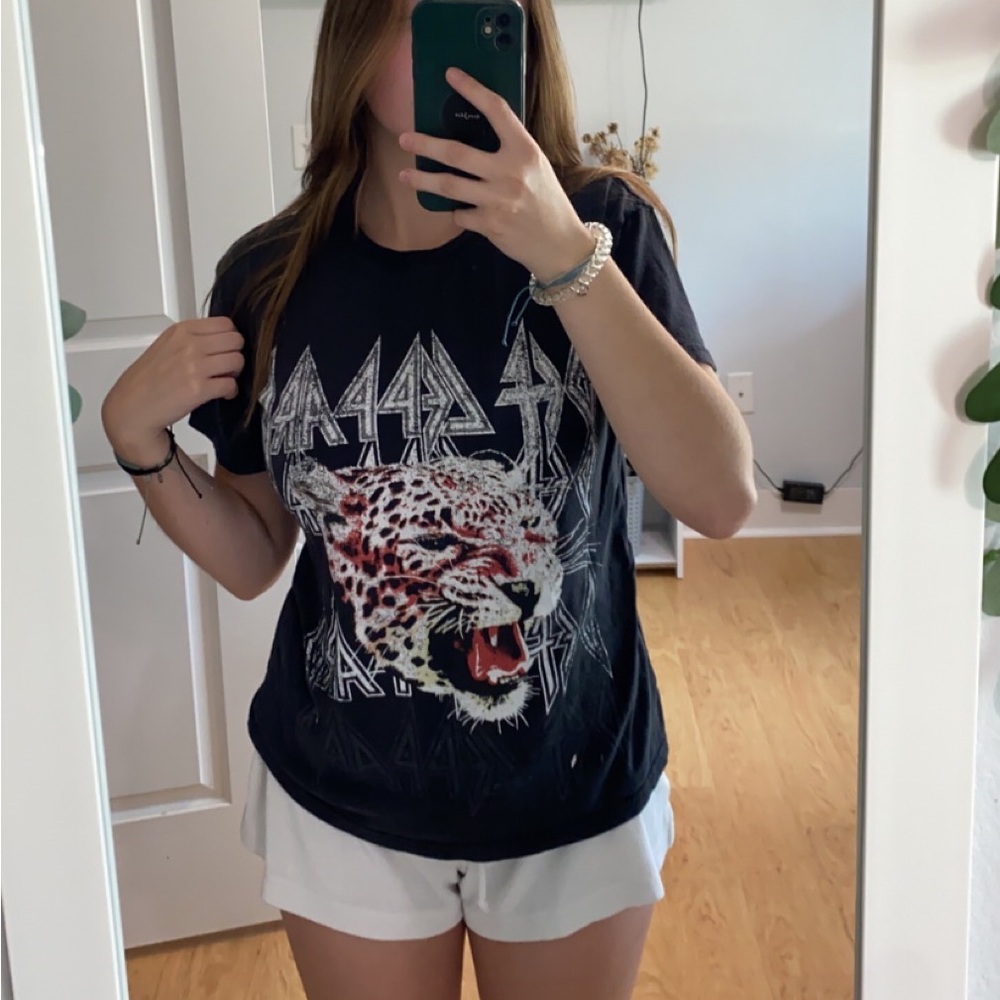 Def Leopard Graphic T-shirt